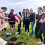 Vmbo- en praktijkscholieren bootcampen en oogsten gezonde pokébowl tijdens Foodcamp op de boerderij