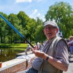 Samen vissen met cliënten van Buurtboerderij Het Oosterbroek